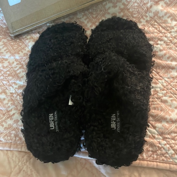UBFEN Women's Winter Warm Slippers with Fluffy Plush Lining - Picture 2 of 4